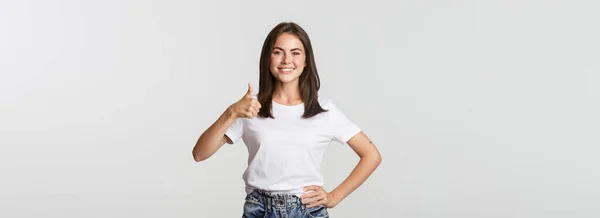 Glad Nöjd Ung Kvinna Leende Visar Tummen Upp Godkännande Som — Stockfoto