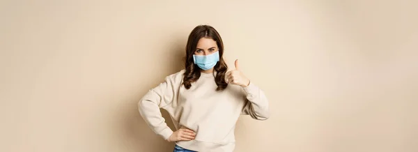 Koncepcja Pandemii Kwarantanny Młoda Kobieta Nosi Medyczną Maskę Twarzy Podczas — Zdjęcie stockowe