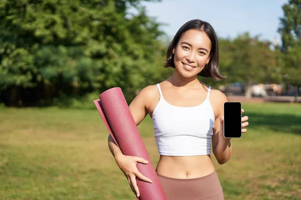 Sonriendo Chica Asiática Fitness Con Estera Yoga Goma Muestra Pantalla — Foto de Stock