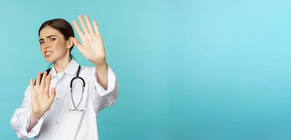 Image Woman Doctor Cringe Looking Dislike Aversion Rejecting Saying Stay — Foto Stock
