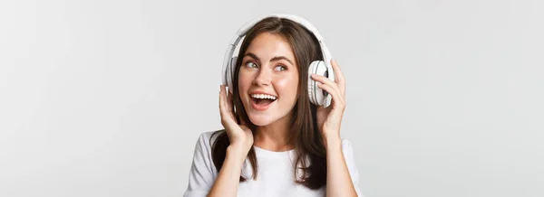 Zbliżenie Pięknej Szczęśliwej Dziewczyny Uśmiechniętej Słuchającej Muzyki Bezprzewodowych Słuchawkach — Zdjęcie stockowe
