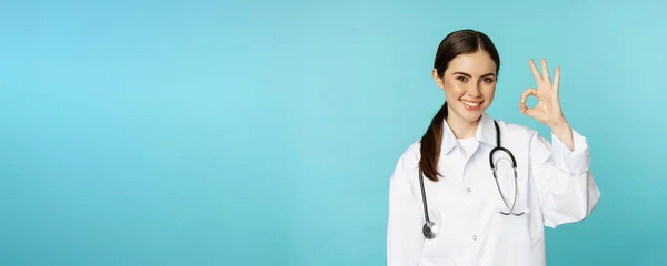 Portrait Satisfied Smiling Medical Worker Woman Doctor Showing Okay Zero — Stok fotoğraf