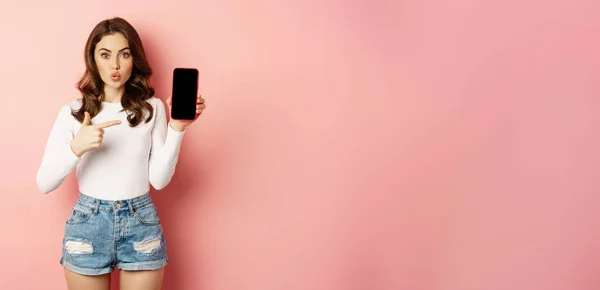 Menina Morena Surpreso Apontando Para Tela Aplicativo Telefone Móvel Mostrando — Fotografia de Stock