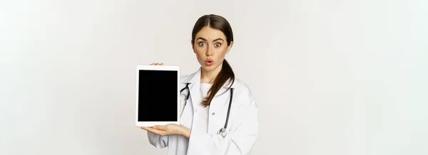 Image Woman Doctor Female Healthcare Worker Showing Online Medical Website — Foto de Stock