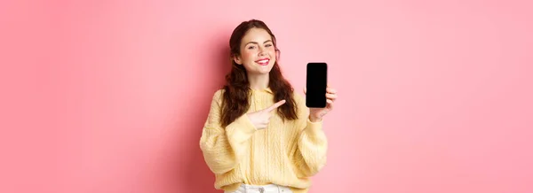 Retrato Mujer Joven Atractiva Demuestra Promo Teléfono Señalando Dedo Teléfono — Foto de Stock