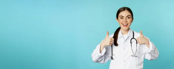 Szczęśliwa Kobieta Lekarz Pracownik Medyczny Białym Płaszczu Pokazując Kciuki Góry — Zdjęcie stockowe
