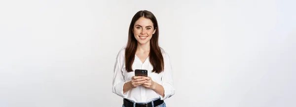 Молода Жінка Смартфоном Посміхаючись Дивлячись Камеру Використовуючи Мобільний Додаток Мобільні — стокове фото