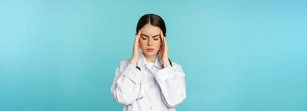 Image Woman Doctor Medical Personel Grimacing Discomfort Having Headache Migraine — Foto de Stock