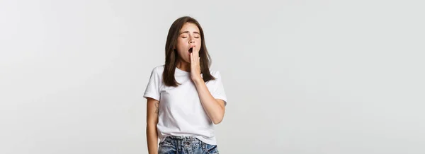 Retrato Atraente Jovem Estudante Bocejando Cansado Sentindo Sonolento Fundo Branco — Fotografia de Stock