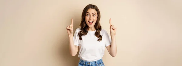 Entusiastiska Ung Kvinna Kvinnlig Kund Pekar Finger Upp Och Ler — Stockfoto