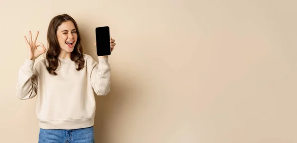Mulher Moderna Bonita Pisca Mostra Sinal Tela Telefone Móvel App — Fotografia de Stock