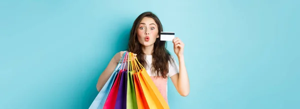 Glamour Lány Bemutató Műanyag Hitelkártya Bevásárló Táskák Pucker Ajkak Csók — Stock Fotó