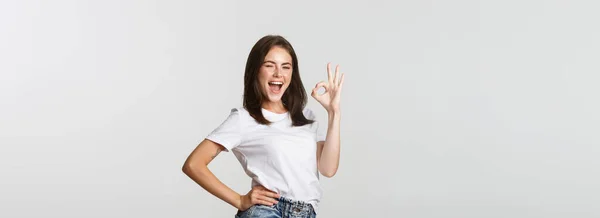 Selbstbewusstes Und Aufmunterndes Attraktives Mädchen Zeigt Daumen Hoch Geste Anerkennung — Stockfoto