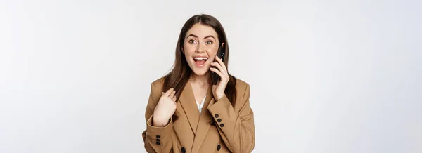 Empresária Entusiasmada Falando Telefone Celular Reagindo Surpreso Feliz Ligar Receber — Fotografia de Stock