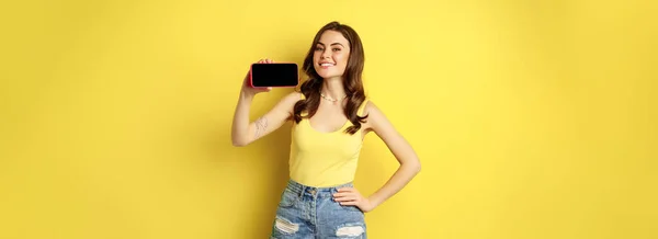 Proud Smiling Woman Showing Mobile Phone Horizontal Screen Looking Proud — Stock Photo, Image