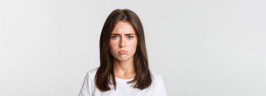 Üzgün, esmer bir kızın somurtması ve üzgün görünmesi..