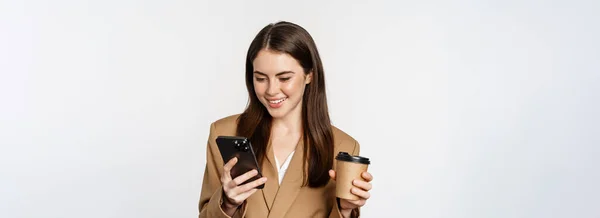 판매원 커피를 마시고 스마트폰을 핸드폰을 배경을 여성의 — 스톡 사진