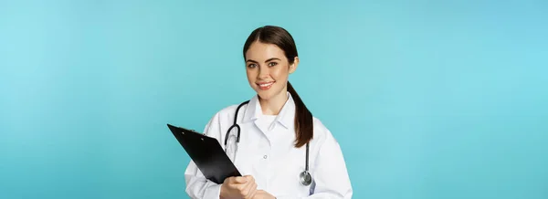 Bild Professionell Kvinna Läkare Läkare Med Urklipp Skrift Lyssna Patienten — Stockfoto