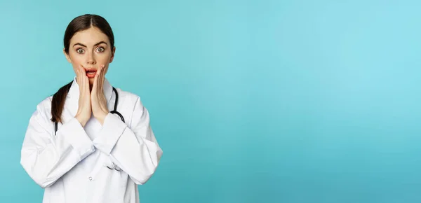 Portrait Shocked Woman Doctor Female Hospital Intern White Coat Looking — ストック写真