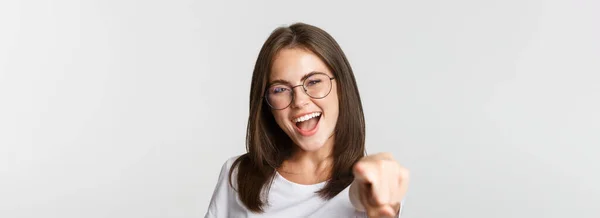 Närbild Glad Vacker Flicka Glasögon Leende Poiting Finger Framför Kameran — Stockfoto
