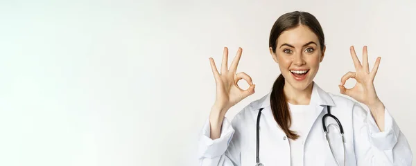 Glad Vacker Kvinna Läkare Visar Okej Utmärkt Tecken Leende Förvånad — Stockfoto