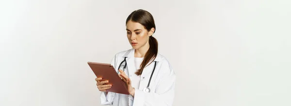 Médico Mujer Mirando Preocupado Tableta Digital Leyendo Con Expresión Cara — Foto de Stock
