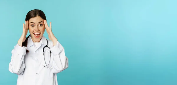 Портрет Здивованої Схвильованої Усміхненої Жінки Лікаря Тримаючись Руки Голові Реакція — стокове фото
