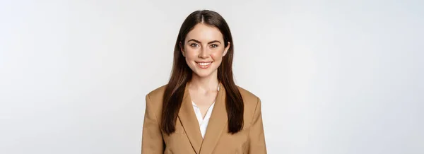 Porträt Einer Geschäftsfrau Mit Enthusiastischem Gesichtsausdruck Lächelnd Selbstbewusst Wirkend Anzug — Stockfoto