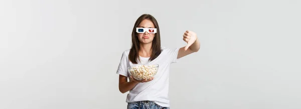 Rozczarowana Atrakcyjna Dziewczyna Okularach Trzymająca Popcorn Pokazująca Kciuki Dół Nie — Zdjęcie stockowe