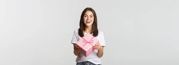 Attraktive Glückliche Brünette Mädchen Halten Geburtstagsgeschenk Und Lächeln Fröhlich — Stockfoto