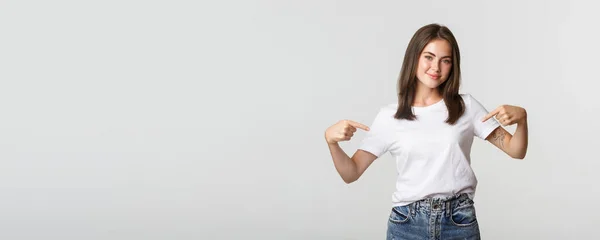 Krásná Usměvavá Bruneta Dívka Ukazuje Prsty Své Logo Ukazuje Něco — Stock fotografie
