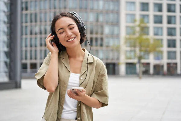 Concepto Servicios Transmisión Feliz Chica Asiática Escucha Música Los Auriculares —  Fotos de Stock