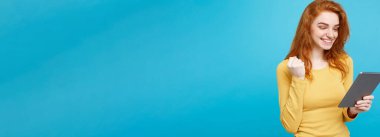 İnsan ve teknoloji kavramı - portre genç güzel çekici Dişileştirilmiş kız dijital masada bir şey yeme içme ile gülümseyen mutlu yakın. Mavi Pastel renkli. Kopya alanı.