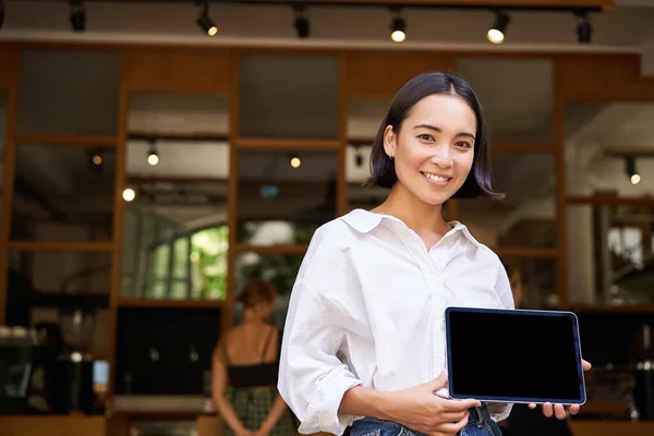 Sorrindo Asiático Feminino Gerente Dono Café Mostrando Tela Tablet Demonstrando — Fotografia de Stock