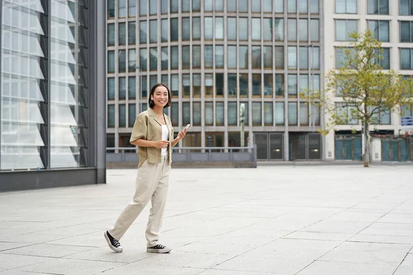 Porträtt Vacker Leende Asiatisk Kvinna Promenader Gatan Centrum Med Smartphone — Stockfoto