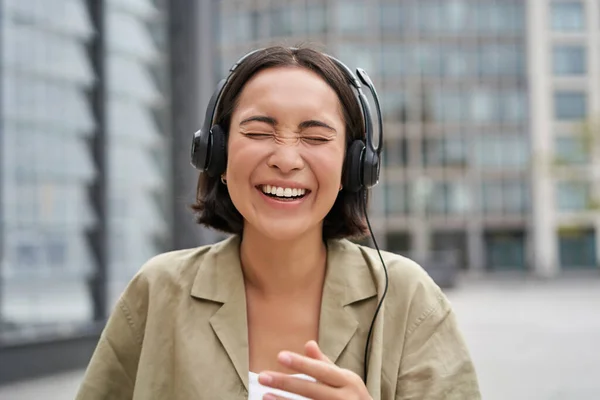 Ξέγνοιαστη Ασιάτισσα Γελώντας Και Χαμογελώντας Φορώντας Ακουστικά Και Περπατώντας Στο — Φωτογραφία Αρχείου