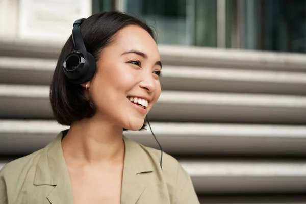 Sonriendo Chica Asiática Riendo Escuchando Música Los Auriculares Sentado Aire —  Fotos de Stock