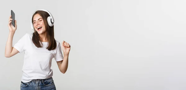 Feliz Hermosa Chica Morena Bailando Escuchando Música Auriculares Inalámbricos Sosteniendo — Foto de Stock