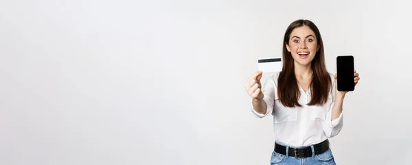 Porträt Des Weiblichen Modells Zeigt Kreditkarte Mit Smartphone Bildschirm Empfohlene — Stockfoto
