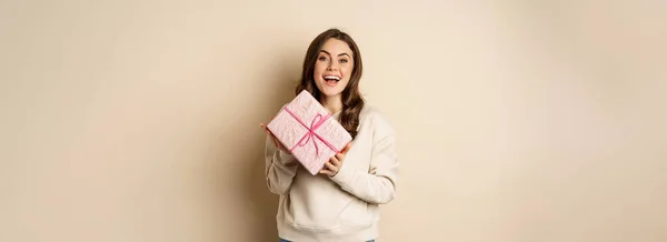 Happy Beautiful Girlfriend Holding Pink Gift Box Laughing Smiling Joyful — Foto de Stock