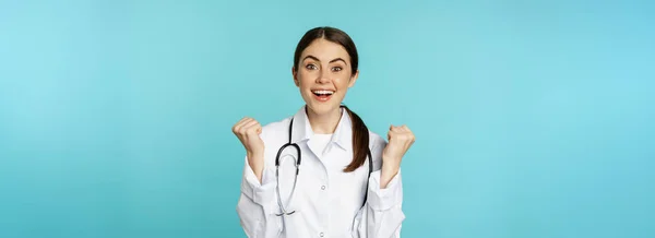 Щаслива Схвильована Молода Жінка Лікар Лікар Святкує Досягає Мети Посміхається — стокове фото