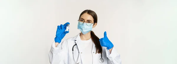 Närbild Porträtt Ung Professionell Kvinnlig Läkare Läkare Medicinsk Ansiktsmask Och — Stockfoto