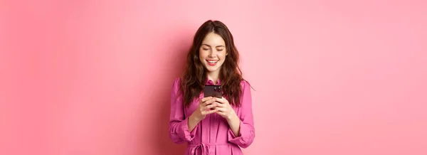 Ung Kvinna Shopping Chatta Mobiltelefon Leende När Läser Smartphone Skärm — Stockfoto