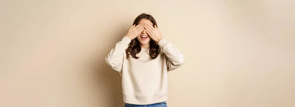 Emocionado Chica Feliz Sonriendo Cerrar Los Ojos Esperar Regalo Sorpresa — Foto de Stock