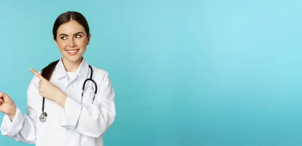 Portrait Smiling Medical Worker Girl Doctor White Coat Stethoscope Pointing — Stock fotografie