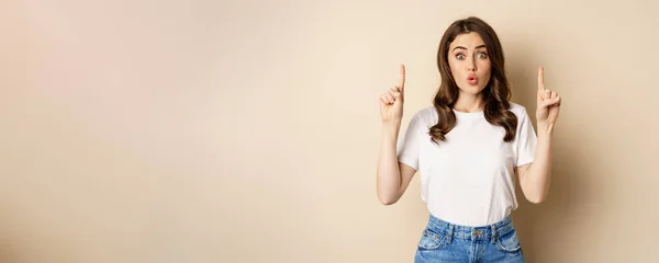 Excited Girl Looking Interested Pointing Fingers Showing Advertisement Standing Tshirt — Foto de Stock