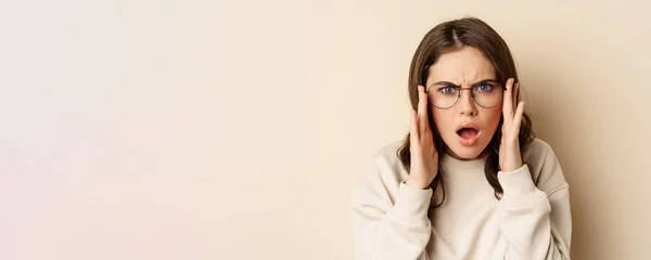 Close Portret Kobiety Okularach Wygląda Zdezorientowany Sfrustrowany Nie Mogę Zrozumieć — Zdjęcie stockowe
