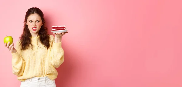 Menina Saudável Dieta Olha Com Nojo Para Pedaço Bolo Segurando — Fotografia de Stock