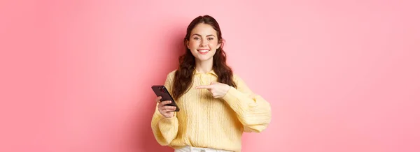 Bild Glad Leende Ung Kvinna Hålla Mobiltelefon Och Peka Mobilskärmen — Stockfoto