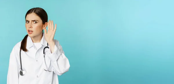 Obraz Zdezorientowanej Kobiety Lekarz Nie Słyszy Cię Trzymając Rękę Pobliżu — Zdjęcie stockowe